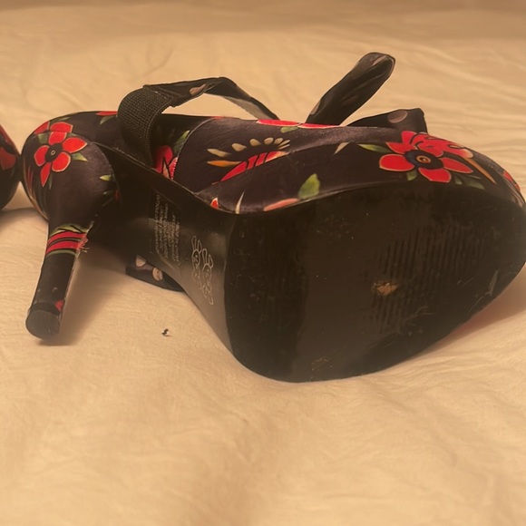 Tattoo style black pin up pumps. Platform. Size 7 - Picture 5 of 8